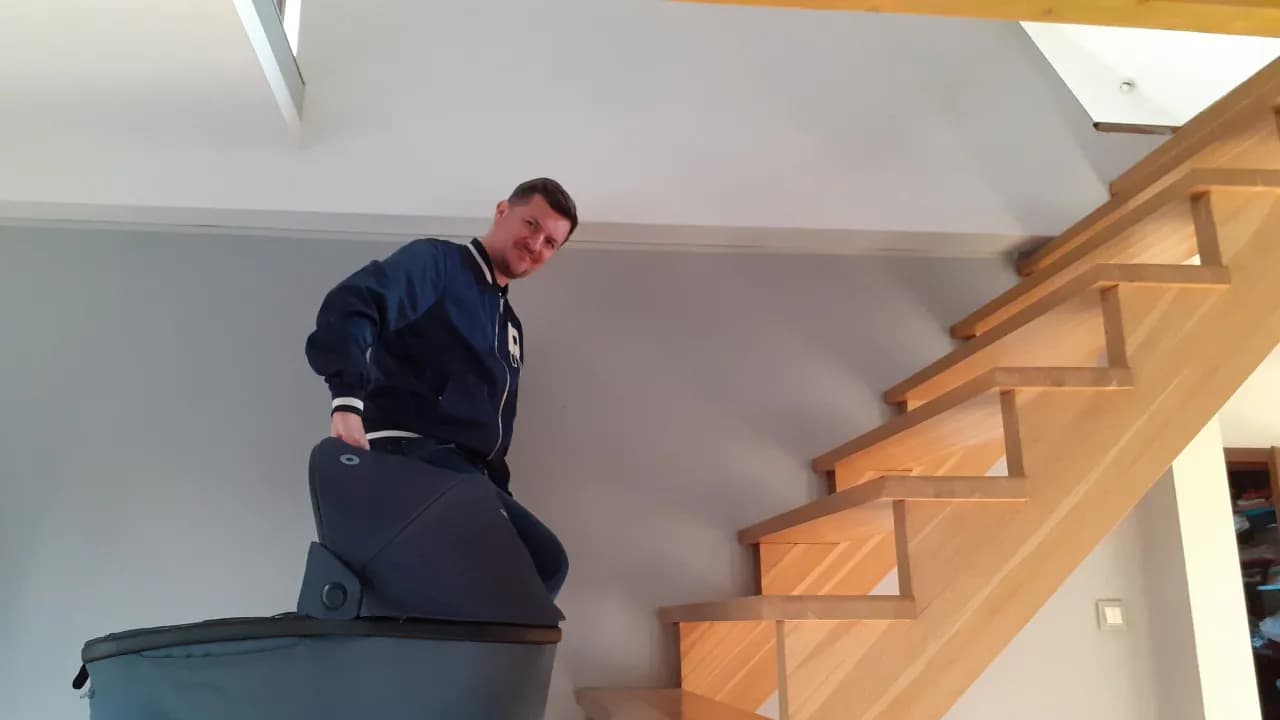 Jak wnosić wózek po schodach bezpiecznie i bez wysiłku
