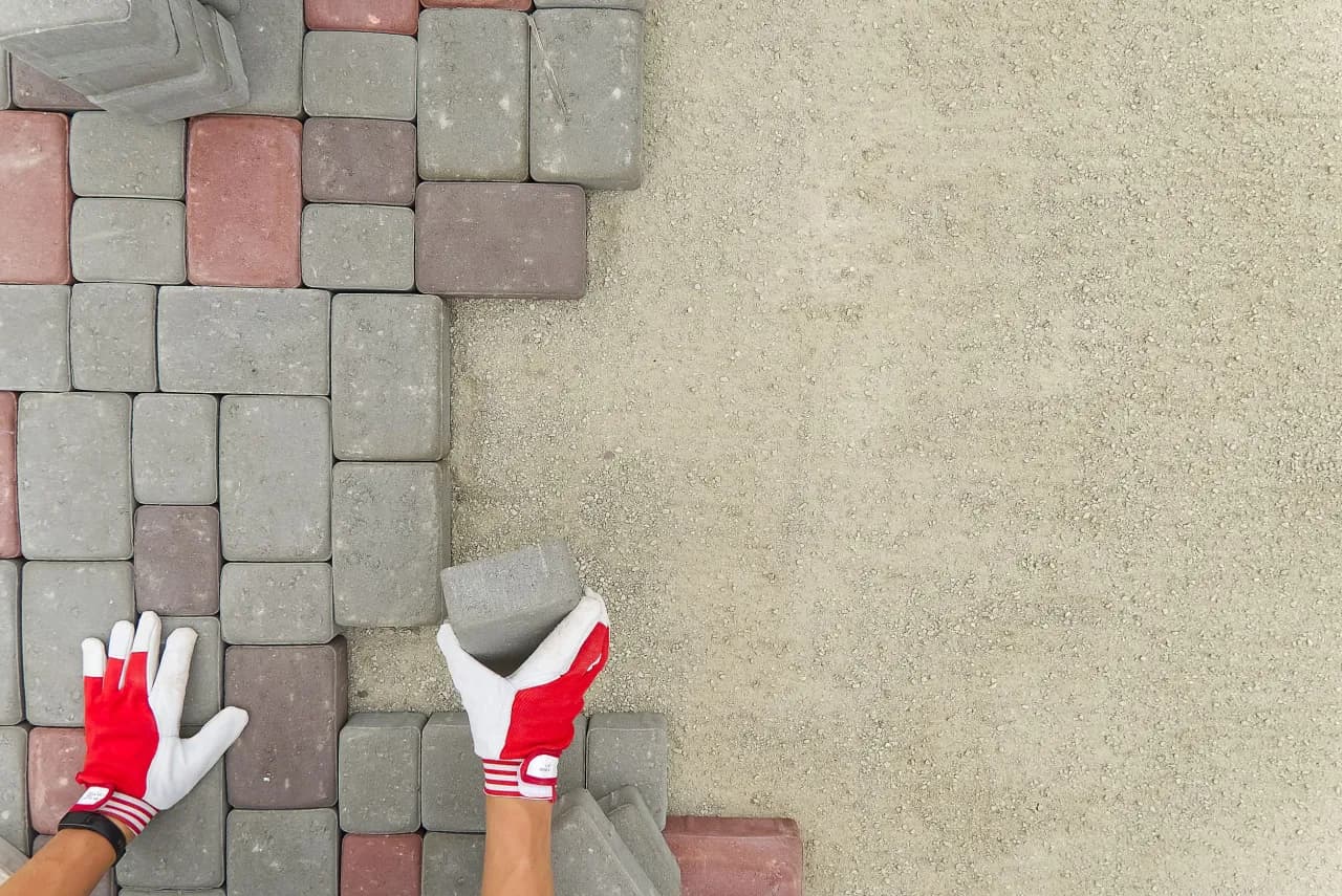 Jak ułożyć kostkę brukową na podjeździe bez błędów i problemów