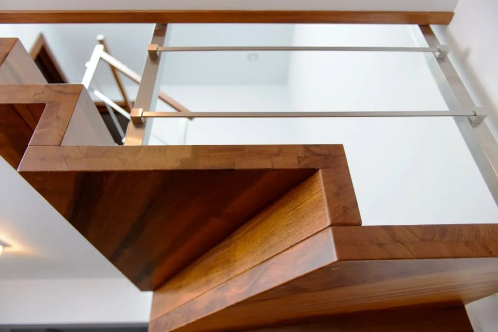 Ile kosztują schody do mieszkania dwupoziomowego? Ceny, które zaskakują