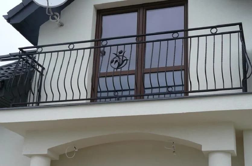 Jak wybrać idealny kolor balustrady balkonowej do swojego domu?