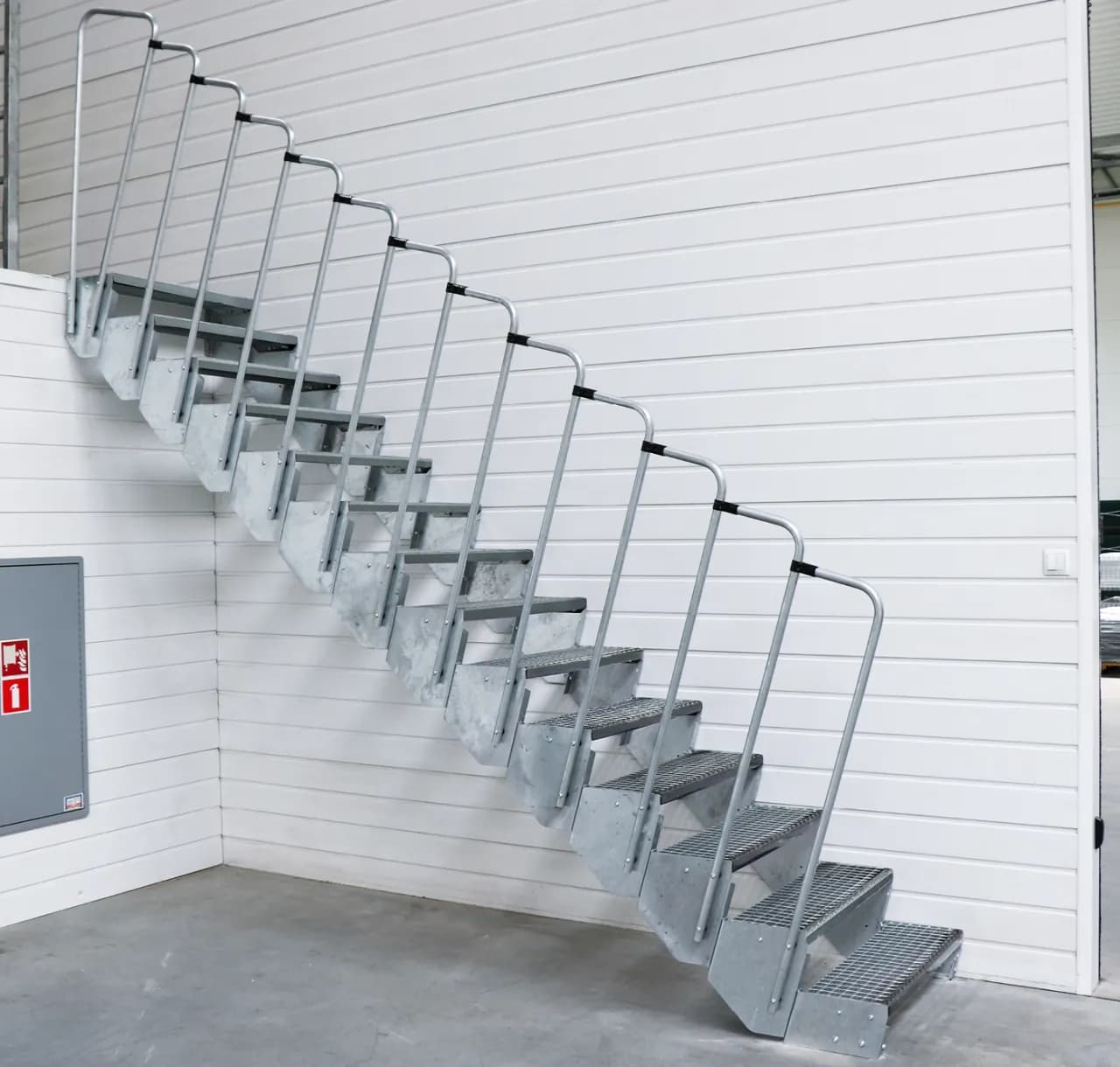 Ile kosztują schody na konstrukcji stalowej? Sprawdź, co wpływa na cenę