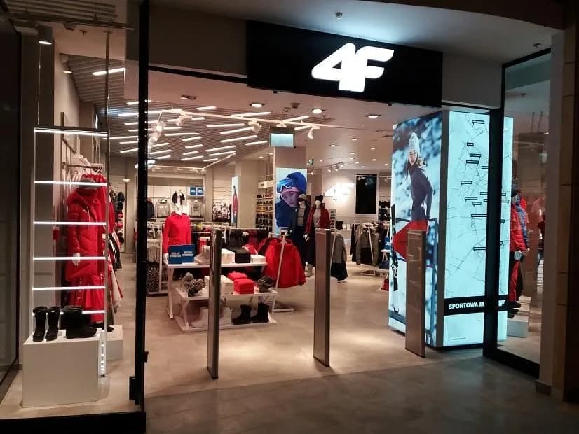 4F Złote Tarasy - Sprawdź, na którym poziomie znajdziesz sklep