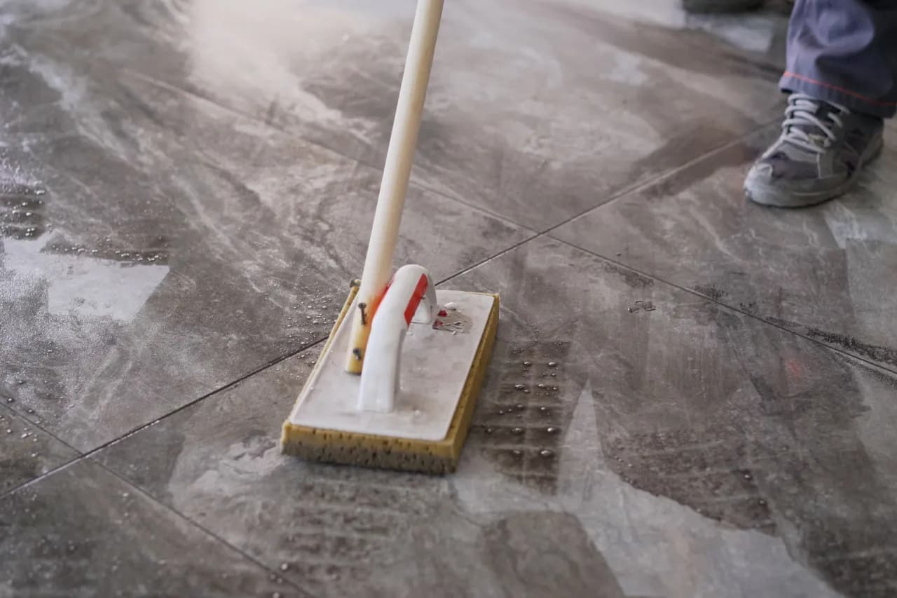 Skuteczne metody czyszczenia kafelków, które usuną każdy brud