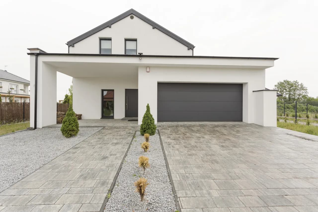 Jak utwardzić podjazd do domu - uniknij błędów i kosztów