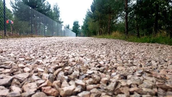 Ile tłucznia na podjazd? Oblicz potrzebną ilość i uniknij błędów