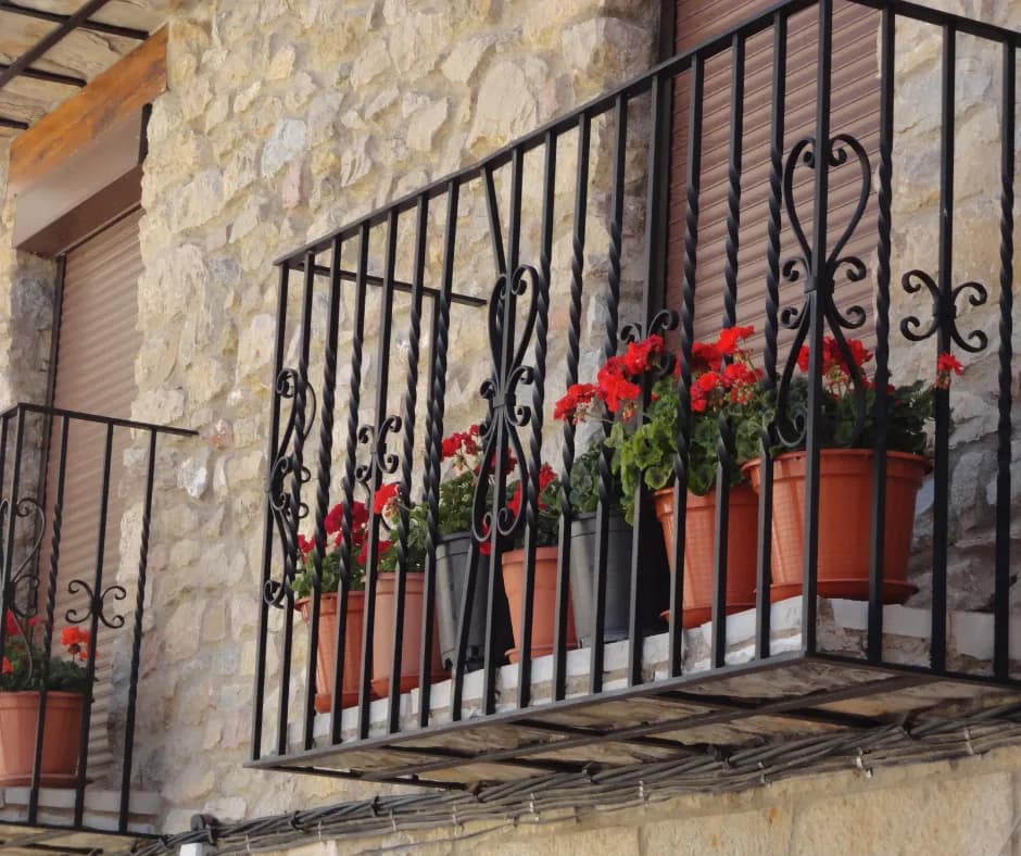 Jak zamontować doniczki na balustradę, aby uniknąć problemów z bezpieczeństwem