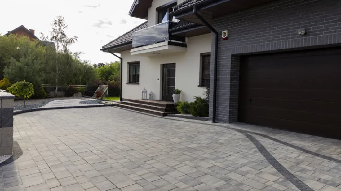 Jaką grubą kostkę na podjazd wybrać, aby uniknąć problemów?