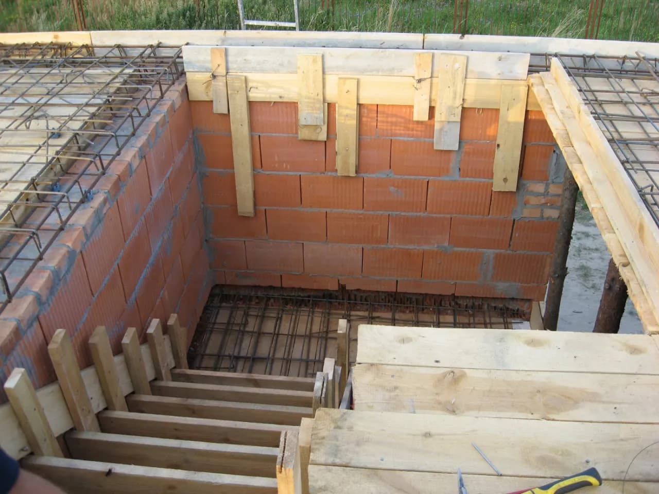 Z czego zrobić schody do piwnicy? Wybierz najlepsze materiały