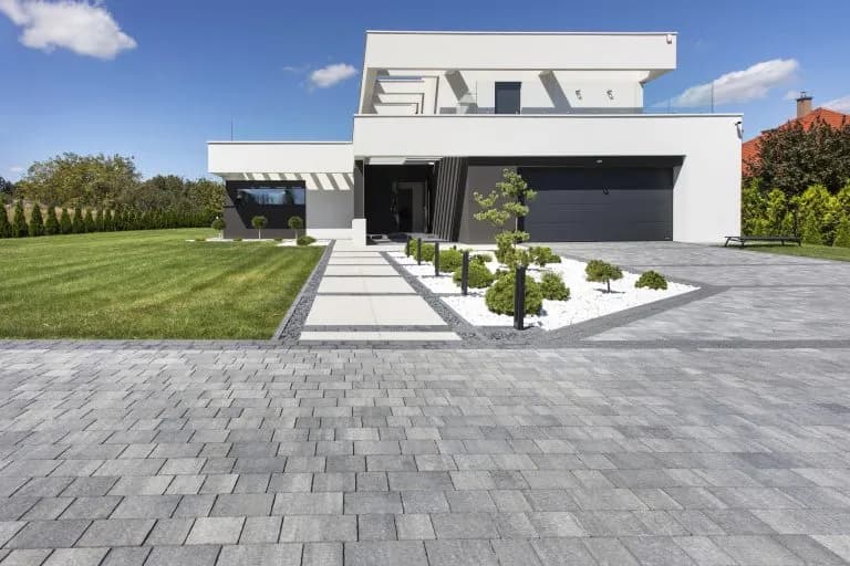 Jak zrobić podjazd do garażu z betonu - uniknij najczęstszych błędów