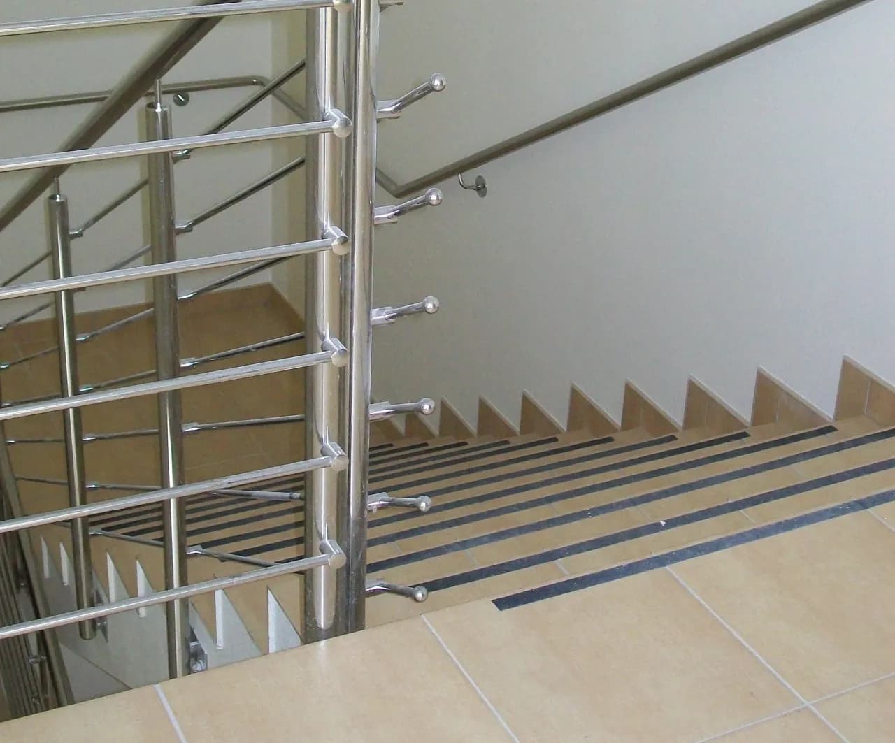 Jak zabezpieczyć śliskie schody i uniknąć groźnych wypadków