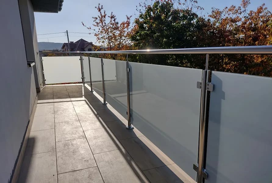 Jakie szkło na balustrady zewnętrzne? Bezpieczne i estetyczne rozwiązania