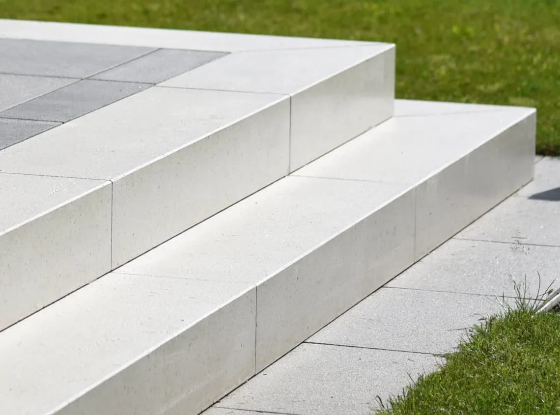 Z czego zrobić schody zewnętrzne? Najlepsze materiały i porady